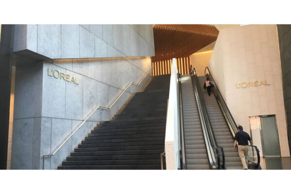 Interni L'Oréal New York: scale, scale mobili e logo. Inaugurazione hub da 30 milioni di dollari.