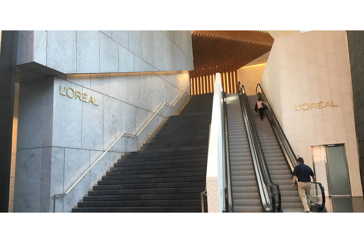 Interni L'Oréal New York: scale, scale mobili e logo. Inaugurazione hub da 30 milioni di dollari.