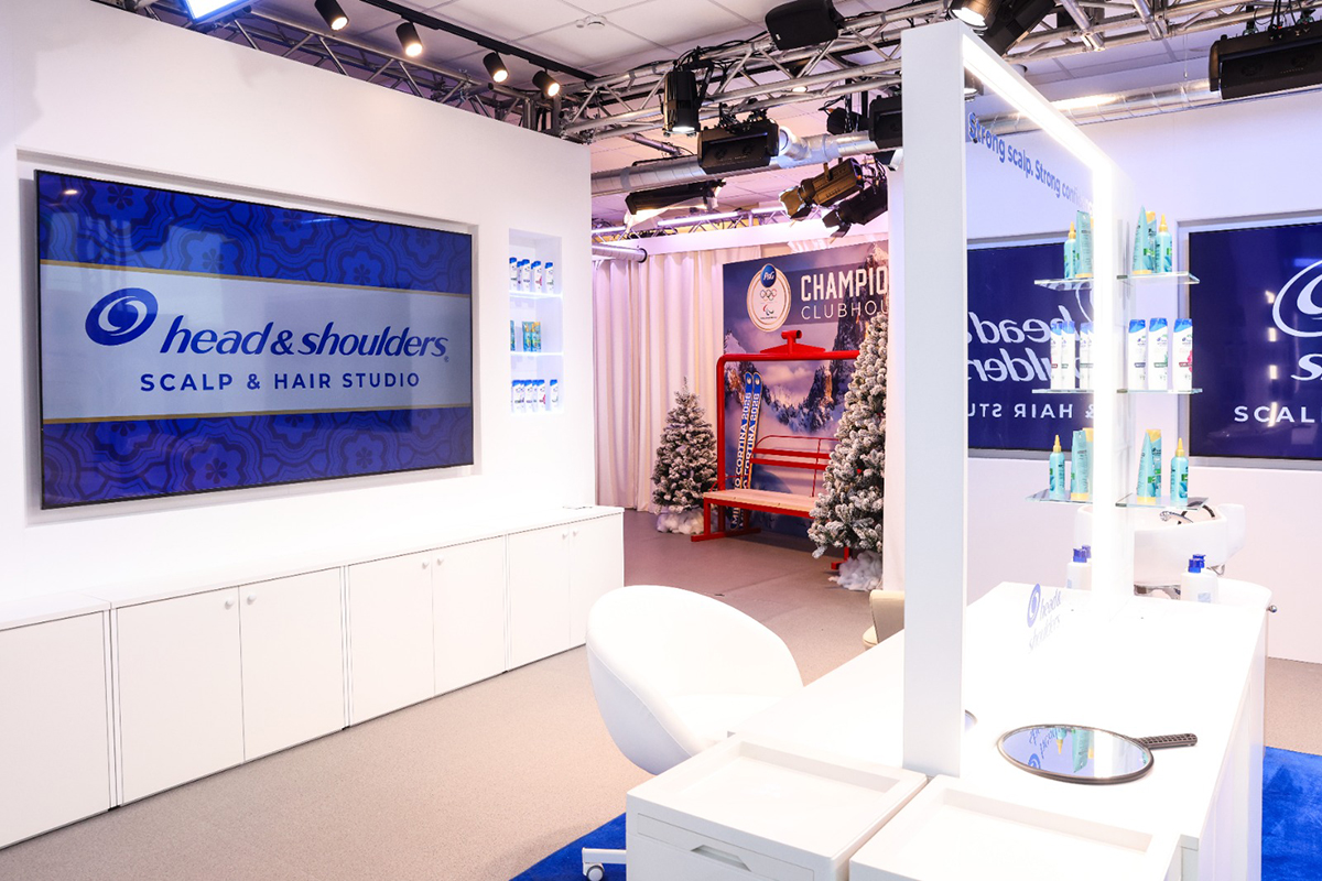 Champions Clubhouse Milano Cortina: P&G apre hub Head&Shoulders per cura capelli atleti. Design moderno, prodotti in esposizione.