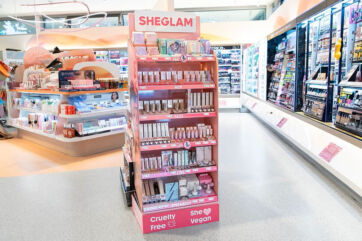 Espositore Sheglam make-up in negozio DM Italia. Prodotti cruelty-free e vegani per viso, occhi e labbra.