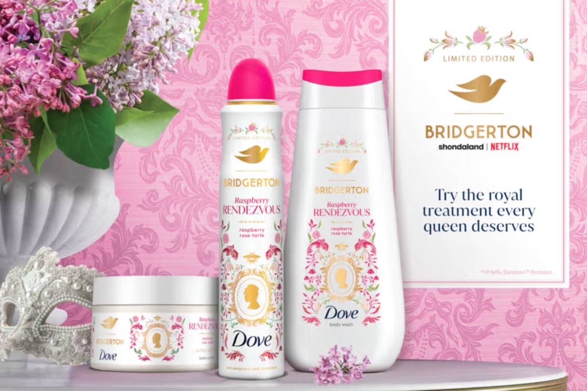Dove Bridgerton: co-branding edizione limitata. Prodotti per la cura del corpo con design floreale e logo Bridgerton.