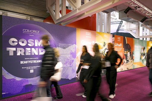 Cosmoprof Bologna: visitatori tra stand e tendenze beauty. Fiera cosmetica.