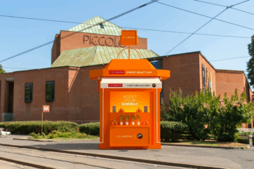 Clarins e Caffè Vergnano: energy beauty bar arancione. Skincare e coffee experience a Milano. Boost your energy con Clarins!