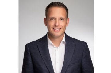 Ritratto di Martin Brandenburger, Lidl Italia. Manager sorridente in giacca.