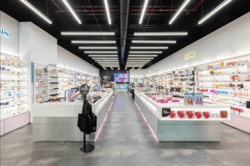 Interno negozio Pinalli: scaffali con cosmetici, profumi e prodotti beauty. HIG Capital valuta l'uscita.
