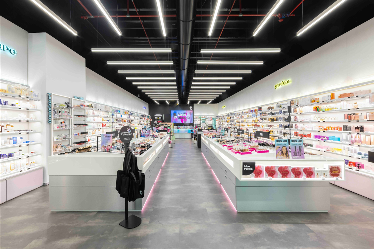Interno negozio Pinalli: scaffali con cosmetici, profumi e prodotti beauty. HIG Capital valuta l'uscita.