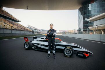 Sephora partner F1 Academy: pilota e auto da corsa. Sponsor ufficiale nel motorsport femminile.