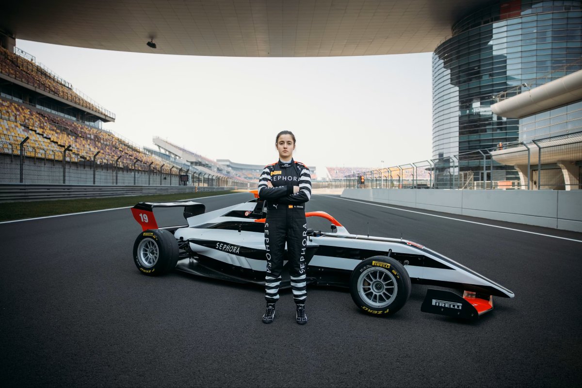 Sephora partner F1 Academy: pilota e auto da corsa. Sponsor ufficiale nel motorsport femminile.