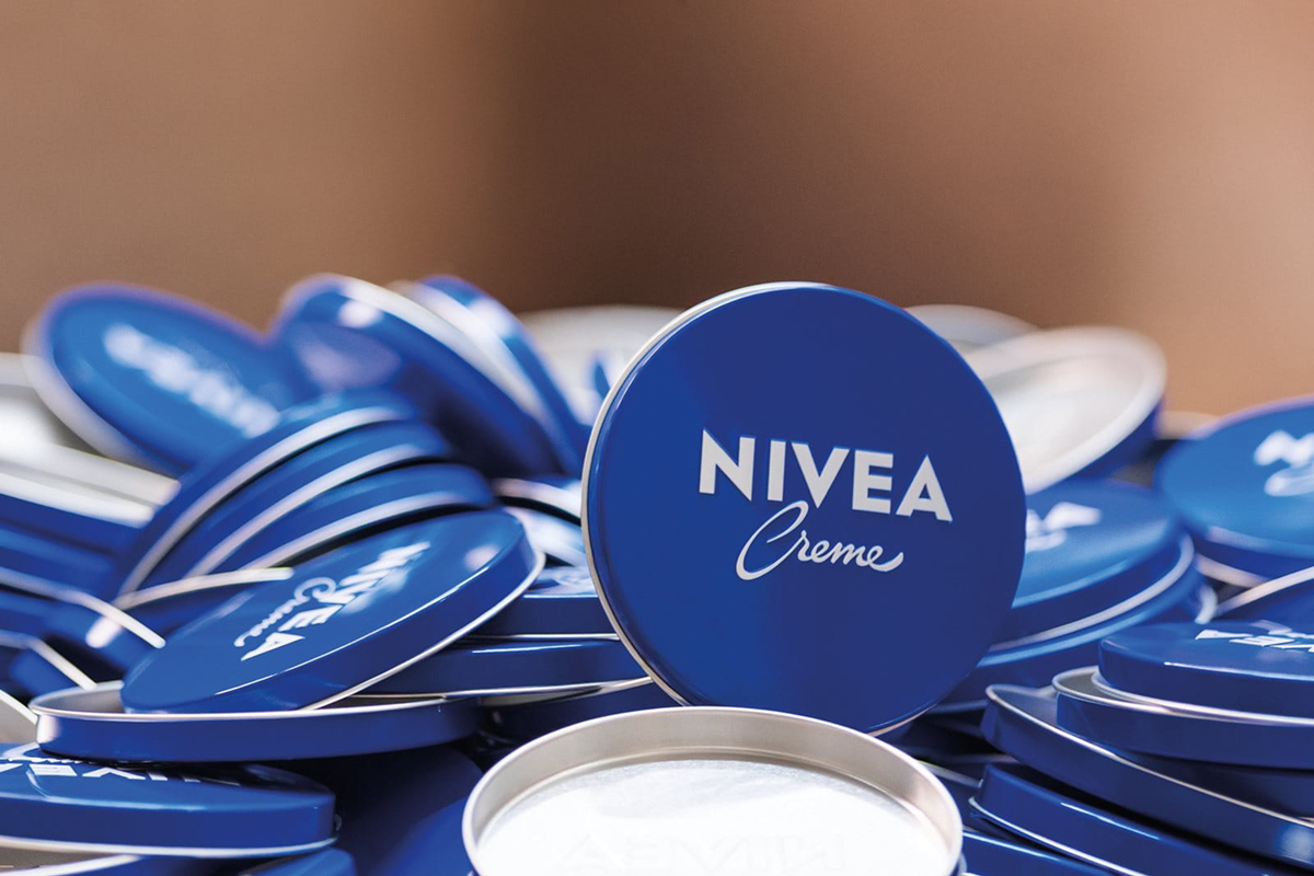Barattoli crema Nivea. Idratante per la cura della pelle. Bozza automatica Beiersdorf.
