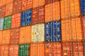 Container colorati per import export. Crisi Medio Oriente, costi extra.
