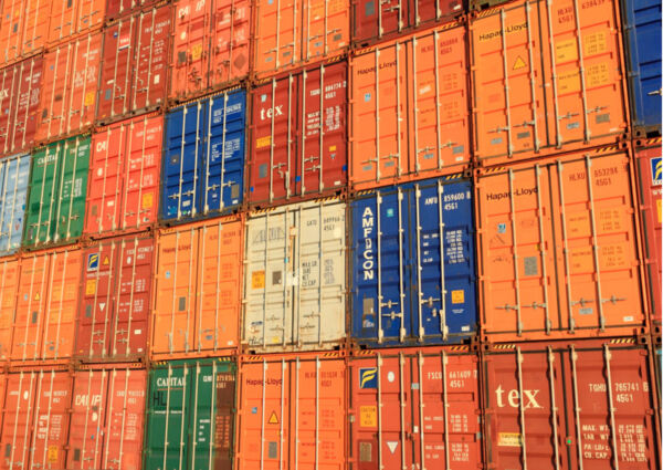 Container import/export. Dettaglio di container colorati impilati.