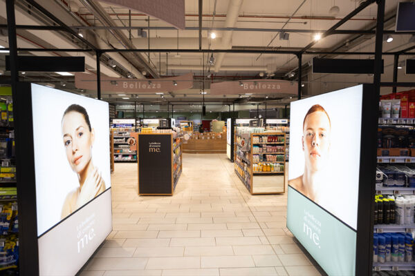 Coop Alleanza 3.0: reparto bellezza con cartelli La bellezza di essere Me. Cosmetici e cura della persona.