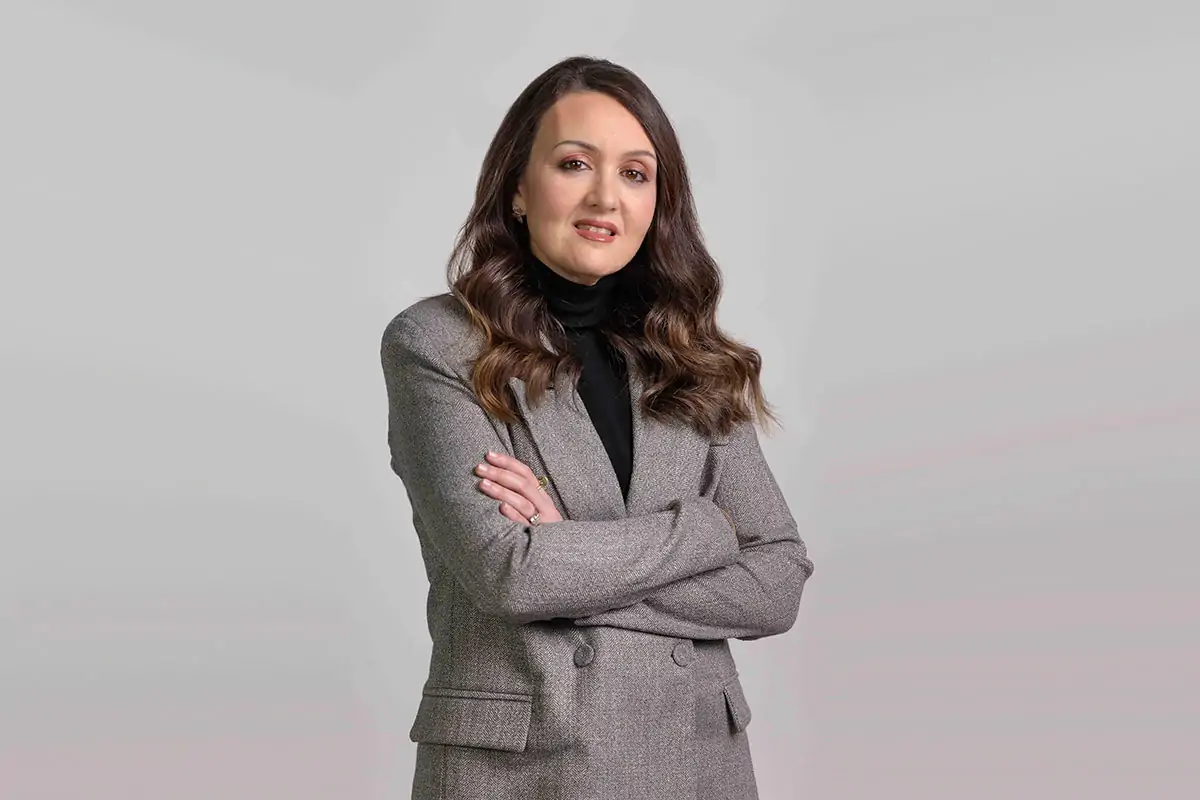 Elisabetta Debole di L'Oréal, ritratto professionale in giacca grigia.