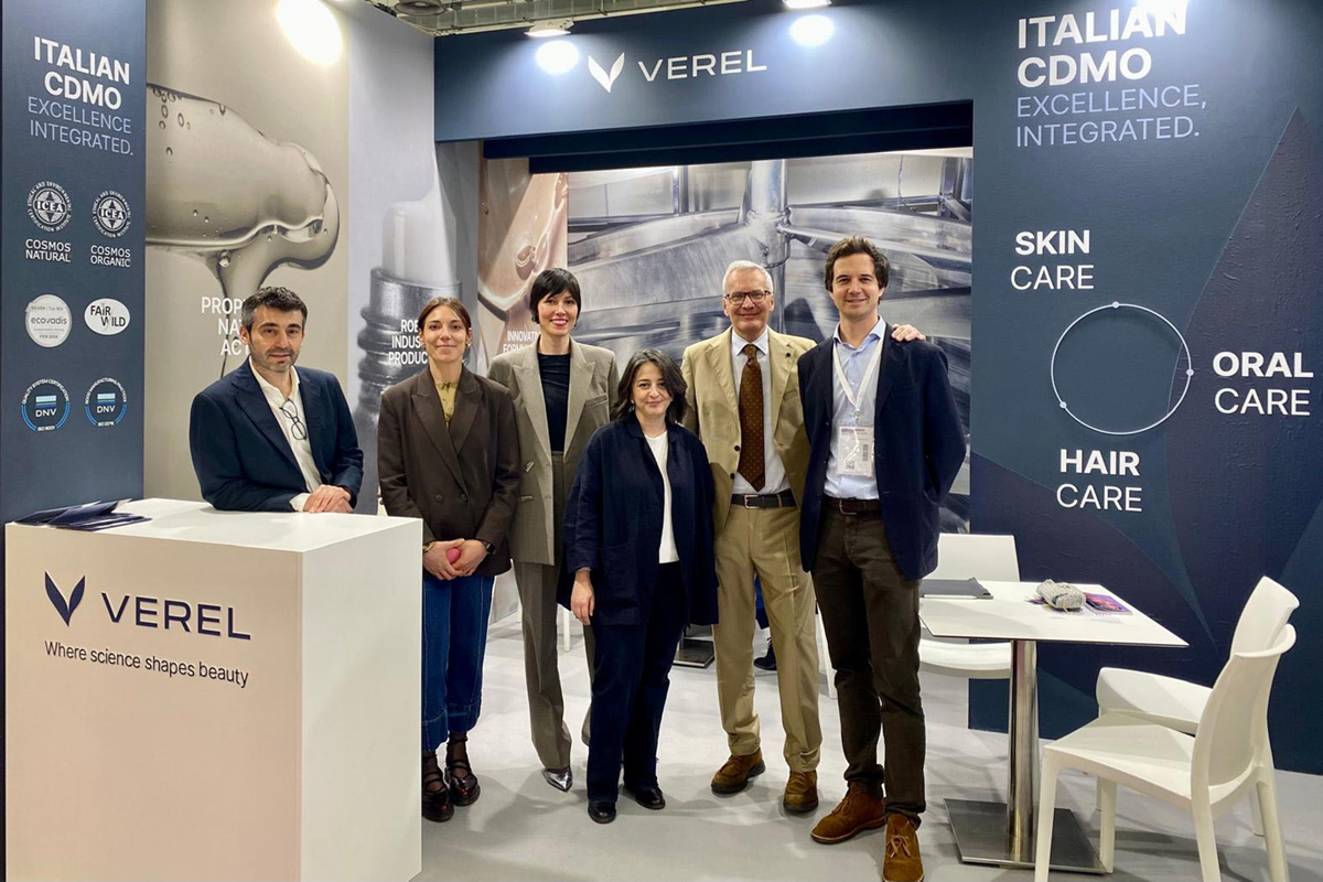 Stand Verel: team aziendale. CDMO italiano eccellente e integrato per skin, oral e hair care. Fiera settore bellezza.