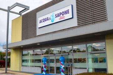 Negozio Acqua&Sapone. Facciata del punto vendita con insegna e decorazioni di palloncini colorati.