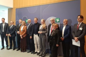 Gruppo di persone alla nascita del cluster cosmetico lombardo. Sistema cosmetico, Lombardia.