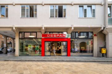 Negozio Despar: supermercato con insegna rossa. Facciata del punto vendita Despar.