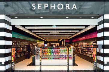 Nuovo store Sephora a Chieti, Abruzzo. Ingresso negozio con prodotti make-up, profumi e cosmetici.