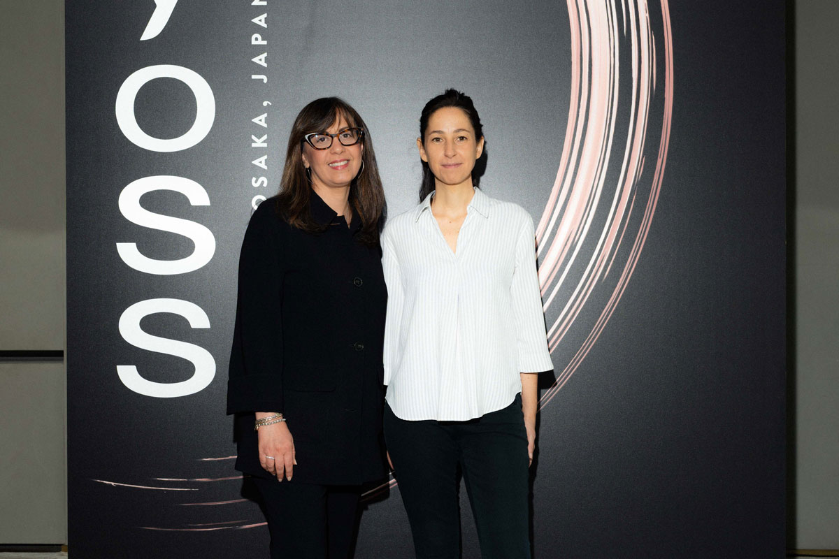 Evento Syoss haircare: due donne sorridono davanti al logo del brand. Lancio nuovi prodotti per la cura dei capelli.