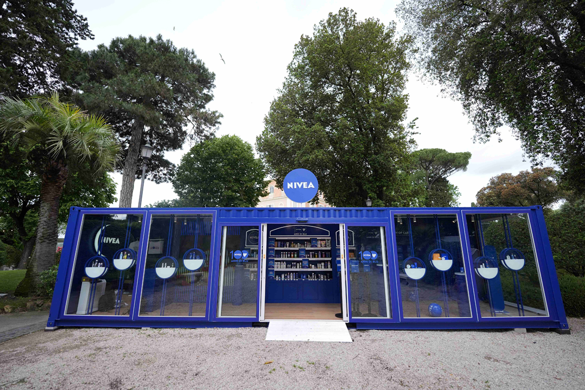 Pop-up store NIVEA a Roma per i 100 anni della latta blu. Edizione limitata e tour in Italia.