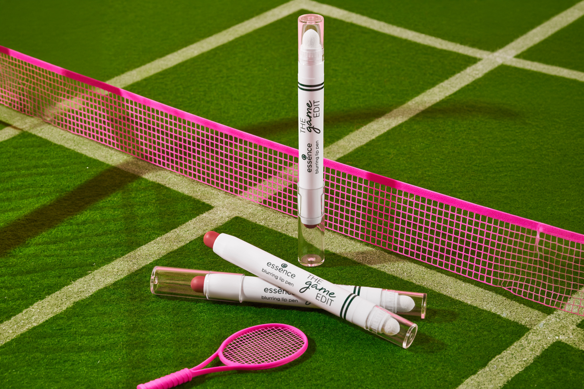 Cosnova beauty athleisure: rossetti essence su campo da tennis. Make-up sportivo.
