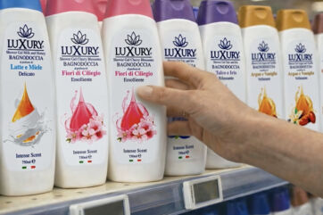 Scaffale con Bagnodoccia Luxury: Latte e Miele, Fiori di Ciliegio, Talco e Iris, Argan e Vaniglia. Cura del corpo, profumati.