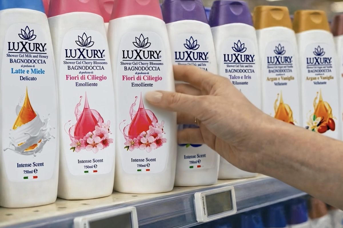 Scaffale con Bagnodoccia Luxury: Latte e Miele, Fiori di Ciliegio, Talco e Iris, Argan e Vaniglia. Cura del corpo, profumati.