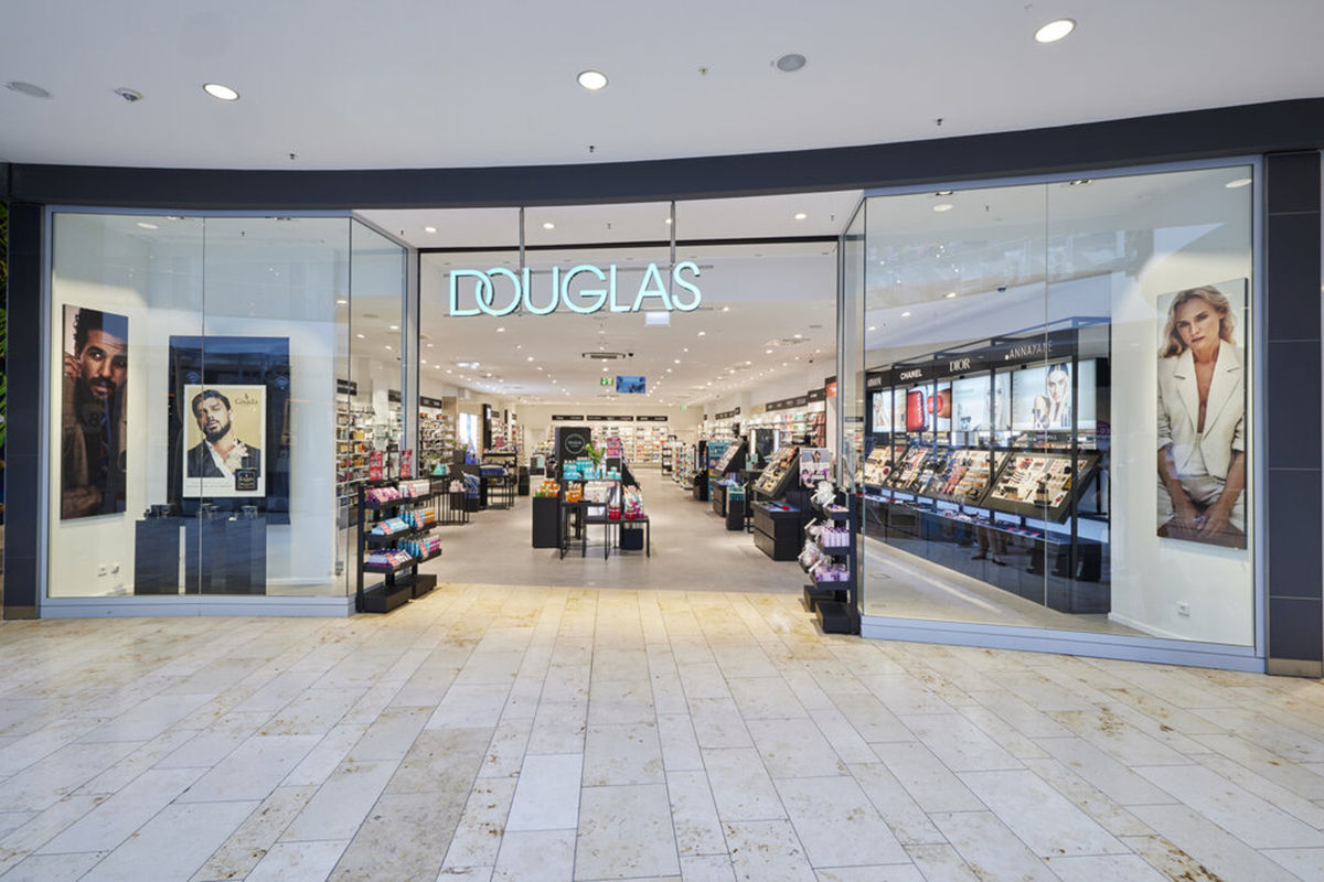 Entrata negozio Douglas. Cosmetici, profumi e prodotti di bellezza in vendita. Douglas Group cresce nei ricavi.