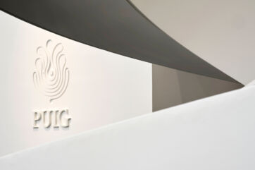 Logo Puig. Azienda beauty lusso. Fusione Puig-Estée Lauder.