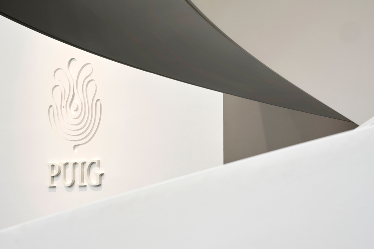 Logo Puig. Azienda beauty lusso. Fusione Puig-Estée Lauder.