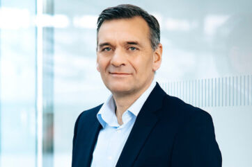 Sander van der Laan, CEO di Douglas, in un ritratto professionale in giacca e camicia su sfondo luminoso da ufficio.