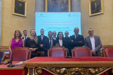 Gruppo di relatori al convegno sul Cluster Cosmetico Lombardo presso l'Università di Pavia, evento su ricerca e innovazione.