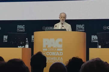 Danilo Toppetti, AD di PAC 2000A Conad, parla dal podio durante l'assemblea di bilancio 2025 del gruppo retail.