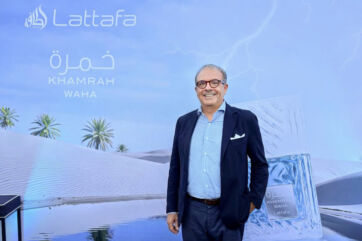 Claudio Gabbai di Forma Italiana al lancio del profumo Lattafa Khamrah Waha con sfondo desertico e flacone gigante.