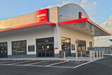 Facciata esterna del nuovo supermercato PENNY a Gioia Tauro con parcheggio, parte del piano di espansione in Italia.