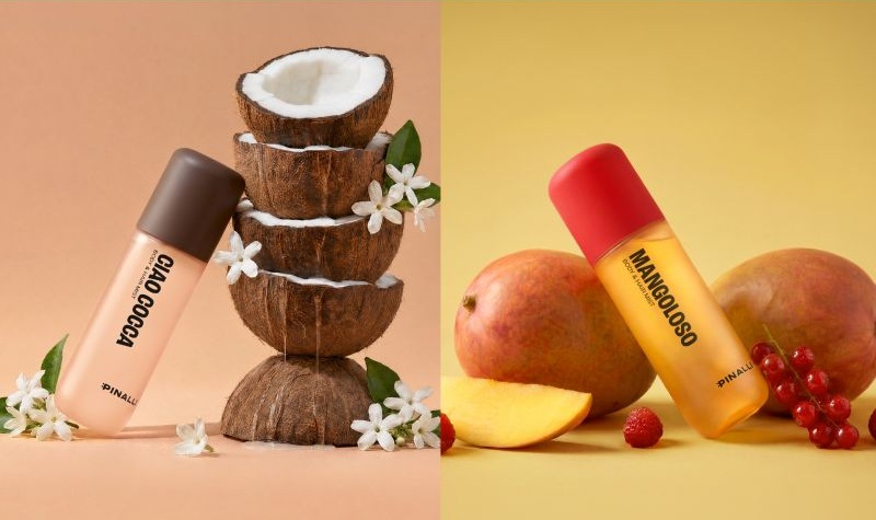 Acque profumate Pinalli Ciao Cocca e Mangoloso, body & hair mist con cocco, mango e frutti rossi su sfondo colorato.