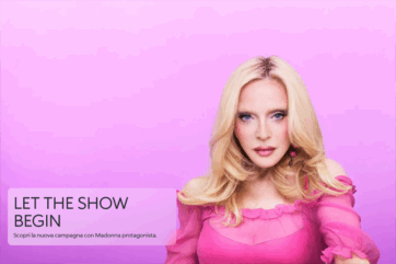 Madonna, ambassador per Kiko Milano, posa su sfondo rosa nella campagna pubblicitaria Let The Show Begin.