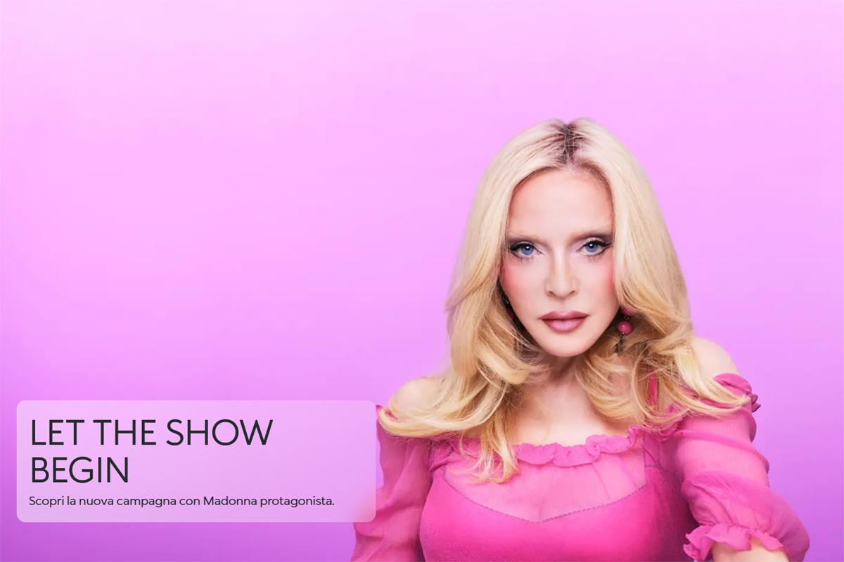 Madonna, ambassador per Kiko Milano, posa su sfondo rosa nella campagna pubblicitaria Let The Show Begin.