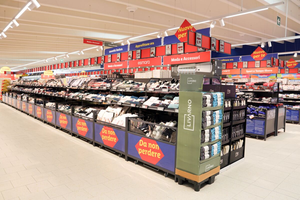 Reparto non food nel punto vendita Lidl con espositori di abbigliamento, accessori e prodotti Livarno in offerta.