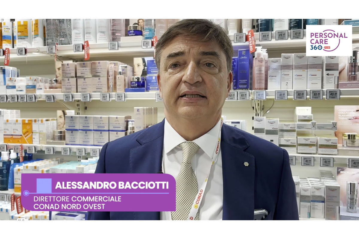 Alessandro Bacciotti, Direttore Commerciale Conad Nord Ovest, presenta Benessity tra gli scaffali di prodotti per la salute.