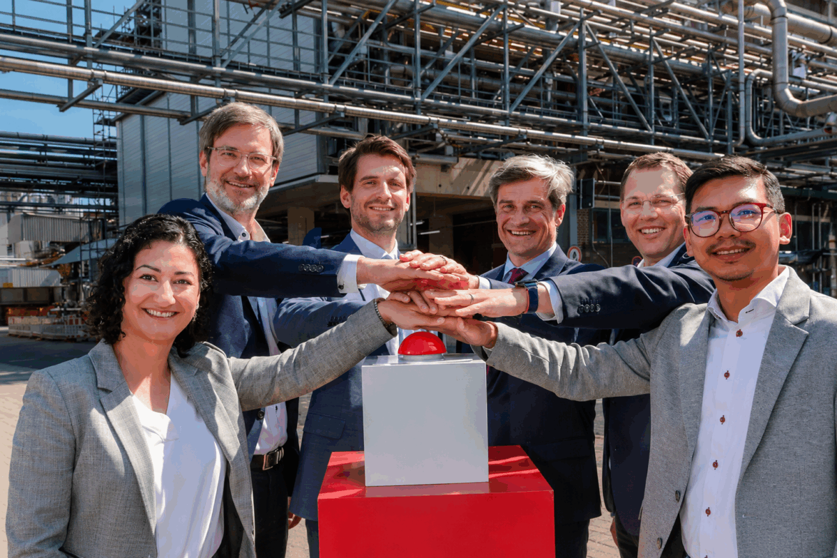 Team BASF preme il pulsante per inaugurare il nuovo impianto industriale di produzione emollienti.
