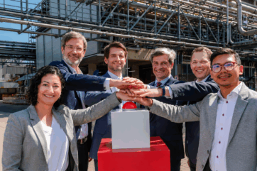 Team BASF preme il pulsante per inaugurare il nuovo impianto industriale di produzione emollienti.