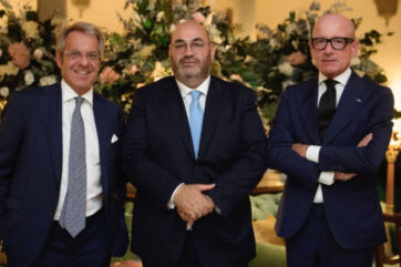 Giorgio Santambrogio, Giovanni Arena ed Edoardo Gamboni, vertici di Gruppo VéGé, celebrano i risultati di fatturato.