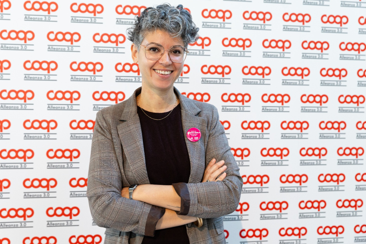 Francesca Durighel, Vicepresidente vicaria di Coop Alleanza 3.0, sorridente davanti al logo aziendale.