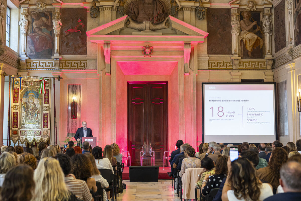 Benedetto Lavino, Presidente Cosmetica Italia, parla alla Milano Beauty Week 2026 davanti a una platea in una sala storica.