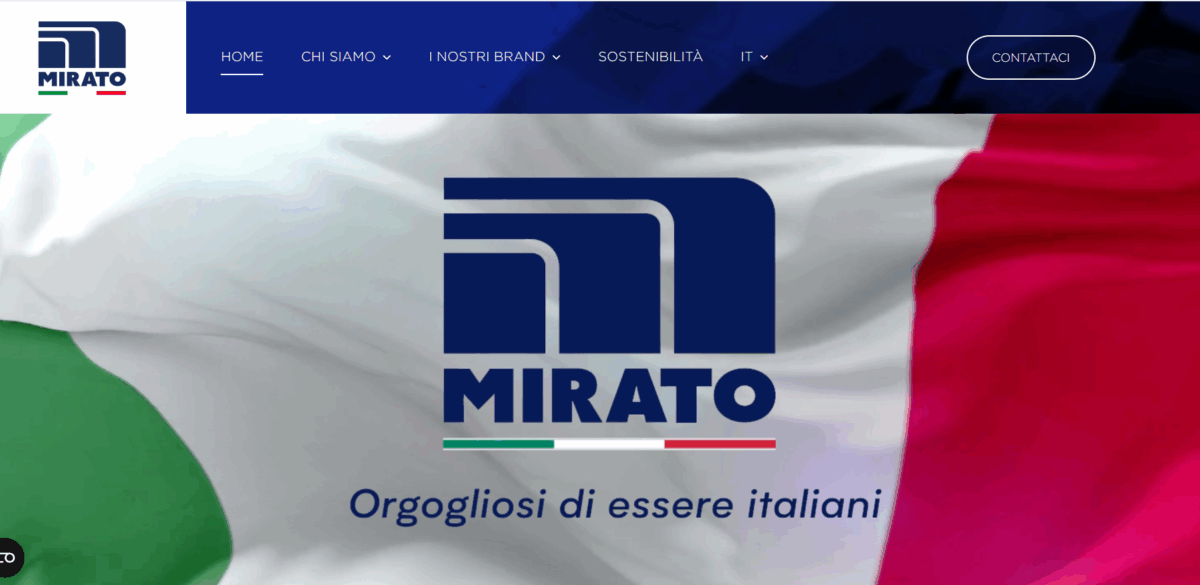 Logo Gruppo Mirato su sfondo con bandiera italiana e slogan Orgogliosi di essere italiani per innovazione e crescita.