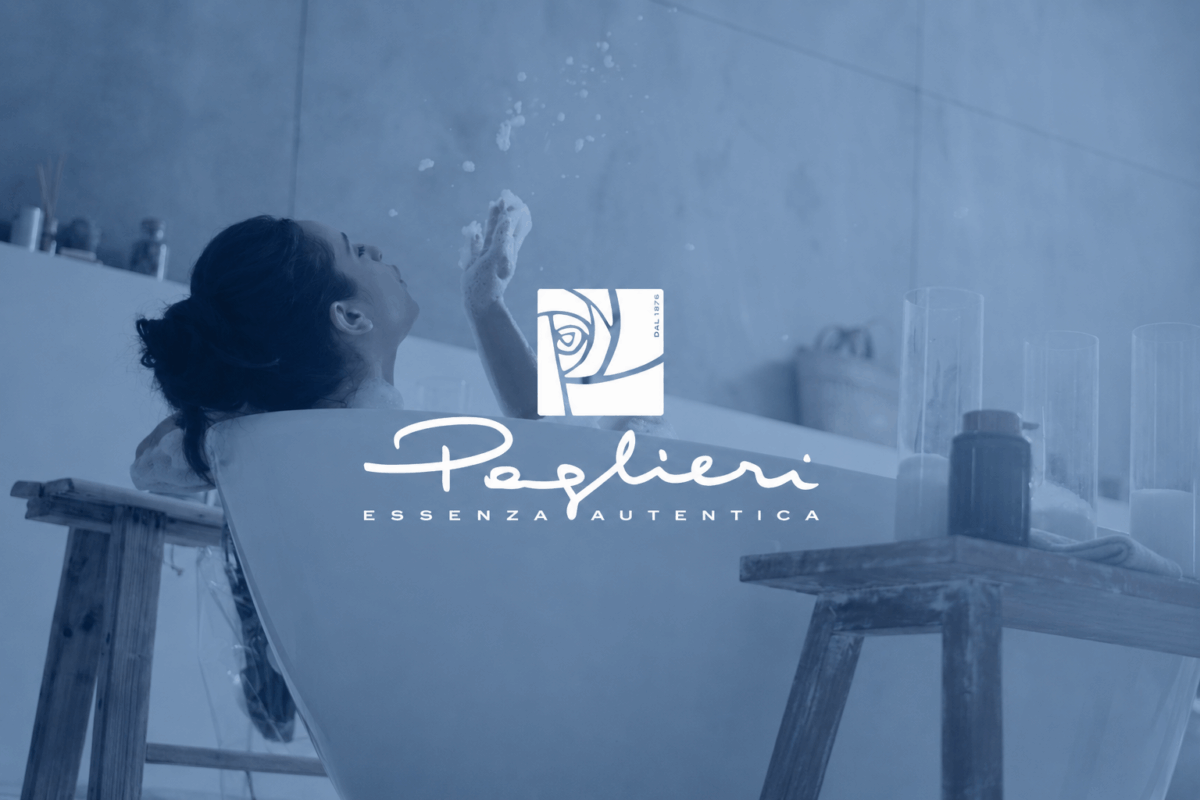 Donna in vasca da bagno con logo Paglieri, simbolo di sostenibilità e innovazione per il benessere e la cura del corpo.