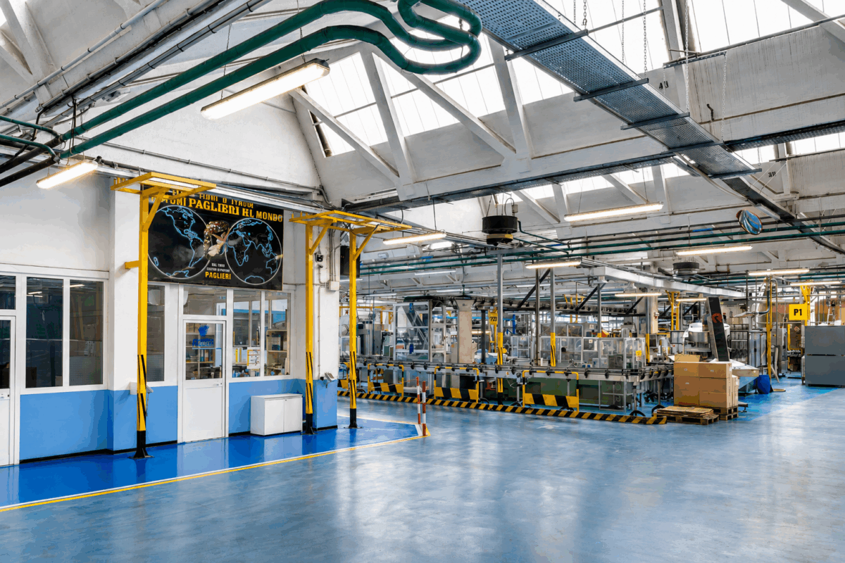 Interno dello stabilimento Paglieri: linea di produzione industriale moderna, innovazione e sostenibilità nel 2025.