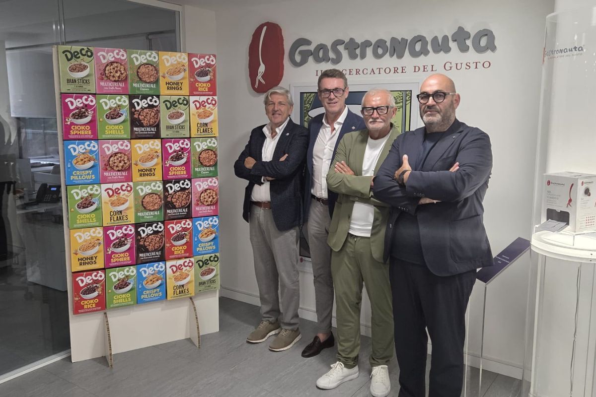 Quattro uomini in ufficio accanto a un espositore di cereali Deco Italia presso la sede di Gastronauta.