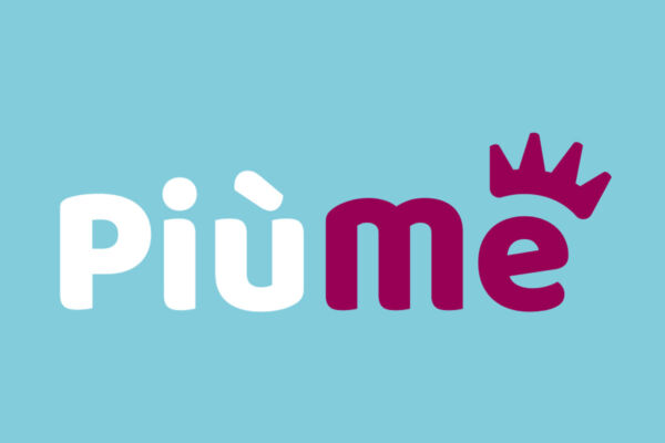Logo del brand PiùMe con scritta bianca e viola su sfondo azzurro, parte del progetto acquisito da Conad Nord Ovest.